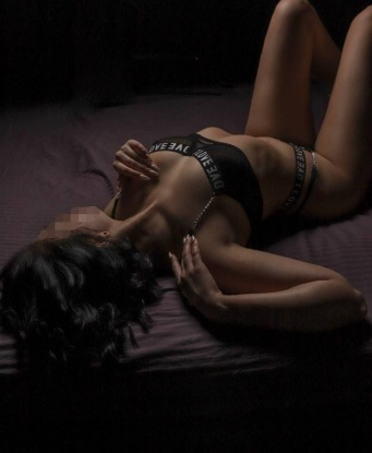 У меня есть нежные руки и волшебный оральный талант, я обеспечу тебе незабываемое удовольствие. Я предлагаю различные услуги, такие как классический и эротический массаж, ролевые игры, стриптиз и многое другое. У меня есть отличные отзывы от моих клиентов, они говорят, что я настоящая горячая и страстная леди. Живу в Москве, так что ты можешь насладиться моими услугами прямо здесь, в Москве. Посмотри мои фото, чтобы увидеть, насколько я сексуальна и привлекательна. Давай проживем незабываемое время вместе! 🌹😘💋💦 9487, 20 лет